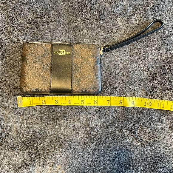 Coach wristlet signature - Picture 4 of 4